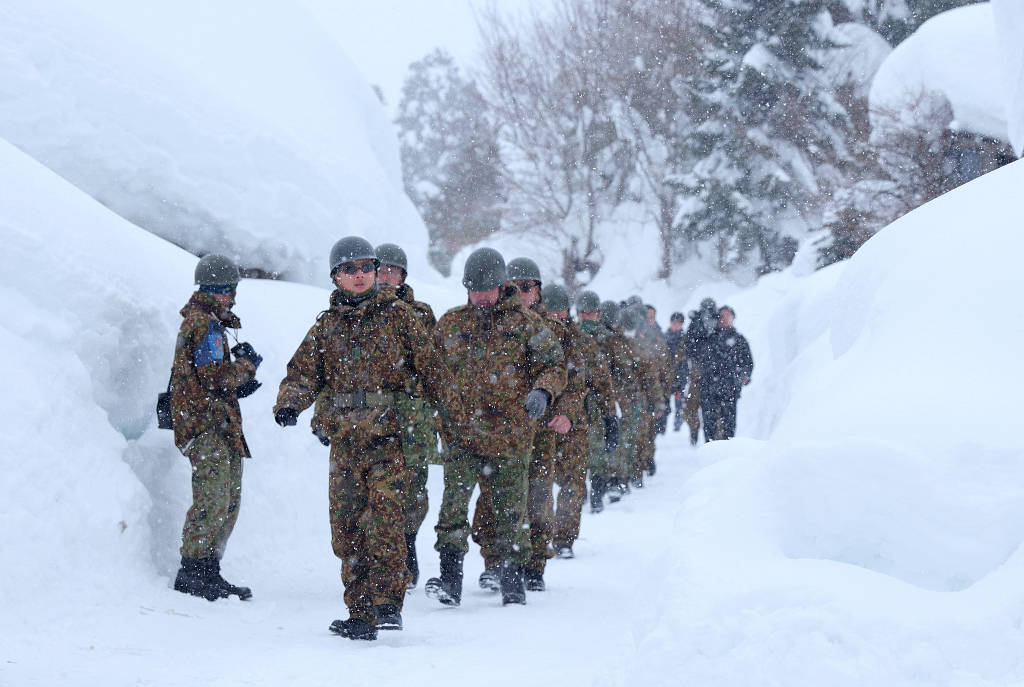 第1现场|日本遭遇强降雪致30人死亡,积雪厚度达255厘米