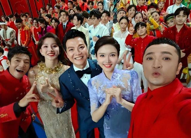 原创            央视主持人大洗牌！3人上桌，2人换桌，1人下桌，海霞、龙洋在列