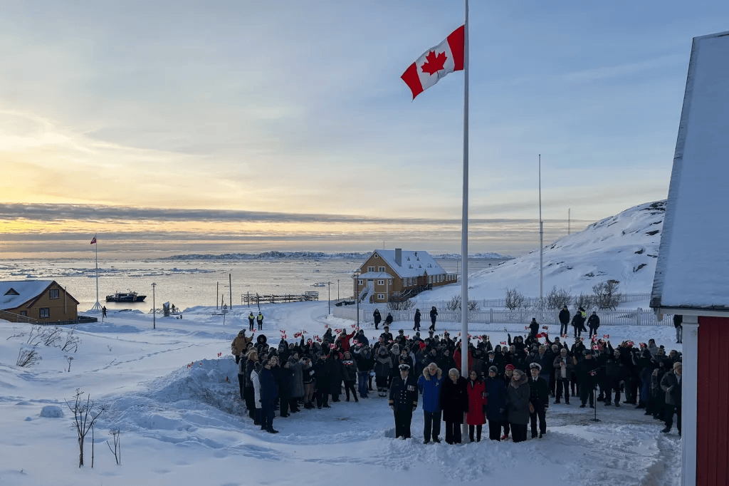 开设领事馆、派遣巡逻舰，加拿大为何在格陵兰岛插上国旗？-华闻时空