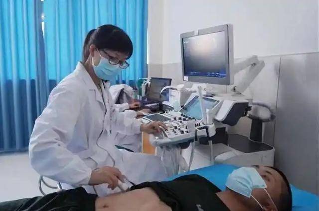 肝硬化来临有征兆？医生提醒：口腔出现3种表现，或是肝脏出问题