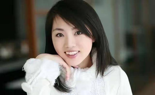 央视“气象一姐”：嫁初恋丁克15年，却因婆婆一个举动，40岁生子