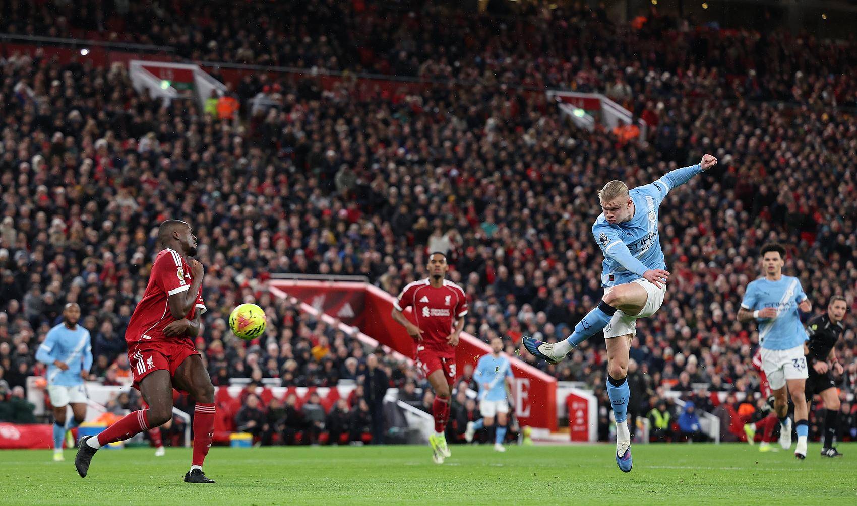 双杀利物浦，曼城留住英超冠军悬念 