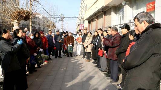 济南市莱芜区凤城街道顺河社区开展写春联送福字暨亓宝台书法作品展活动