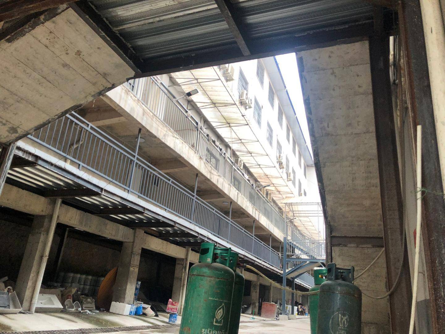 图片[5]-KK园区2.0版“青松园区”内部照片首次曝光：铁栏铁网双重封窗，宿舍晾衣荒山围绕 -华闻时空