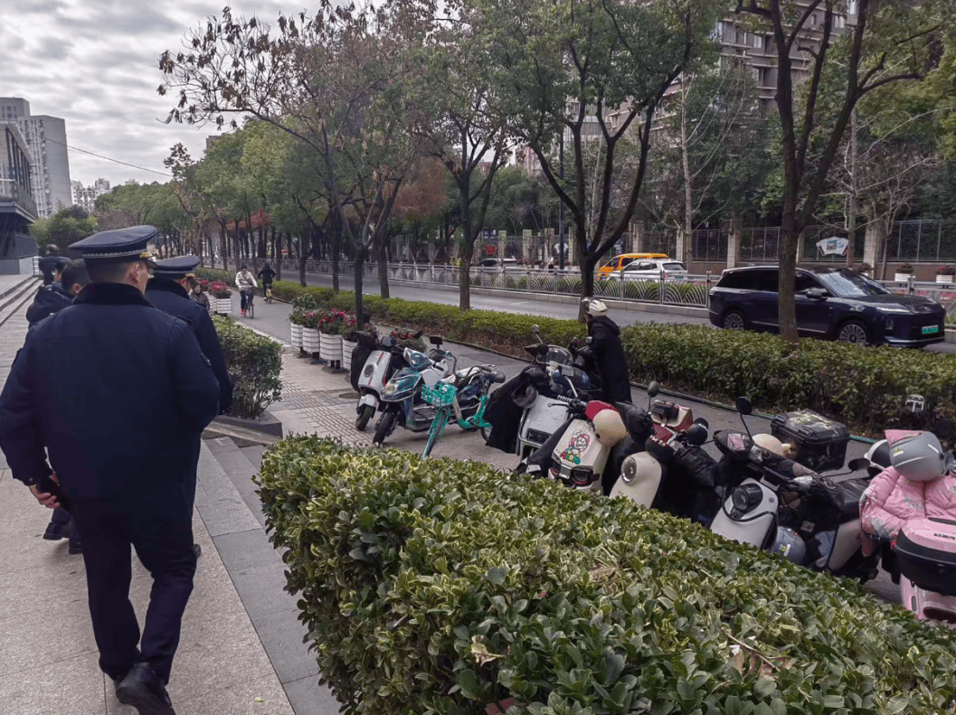 一堆“顽疾”？这个街区如何实现“一键美颜”？_执法_烟头_整治