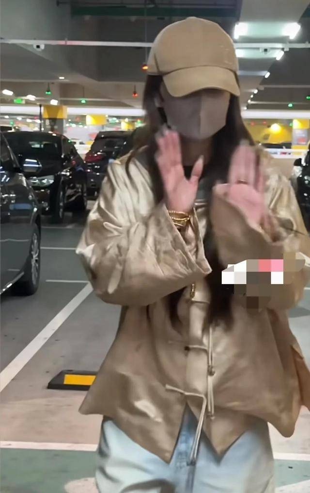 杨颖带小海绵回上海，戴金项链和手链，从头到脚奢侈品价格超15W