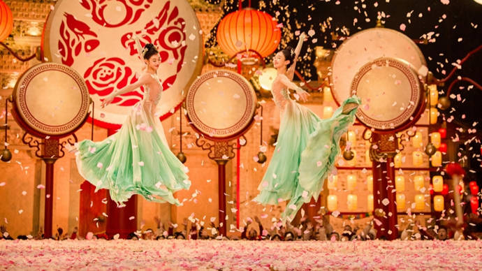 太美了！朱洁静、周晓辉春晚凌空起舞：春神降临，踏鼓迎春_威亚_表演_舞台