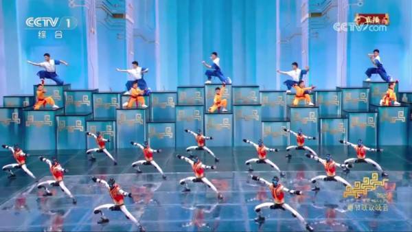 机器人扎堆亮相春晚，英媒想到马斯克那句话：中国早就next level