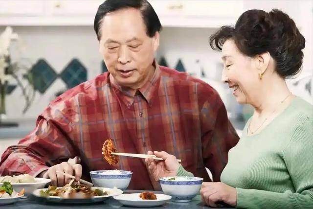 医生发现：长期不吃主食的老人，过不了半年，身体或有5大转变