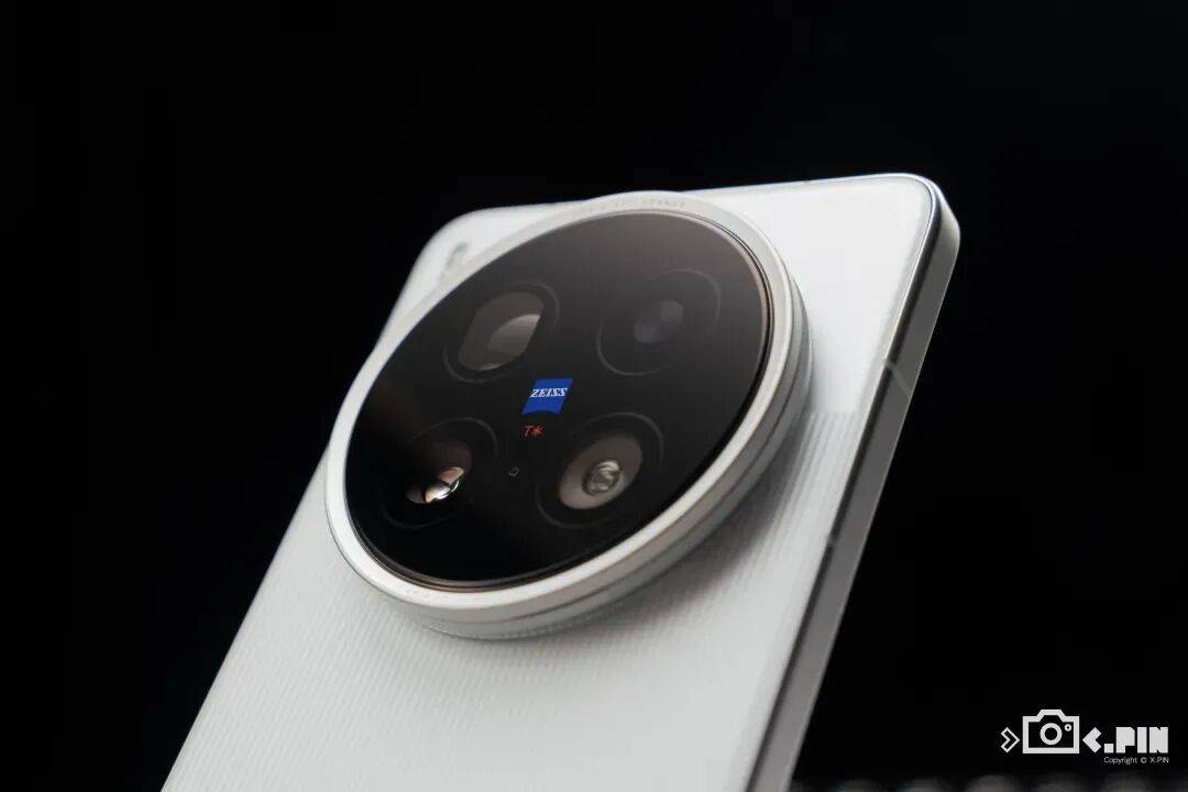 老外评了个“最该消失的手机设计”，看完我深深共情了。