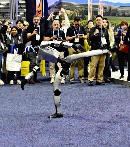 人形机器人引关注 外媒评中国智造发展 -华闻时空