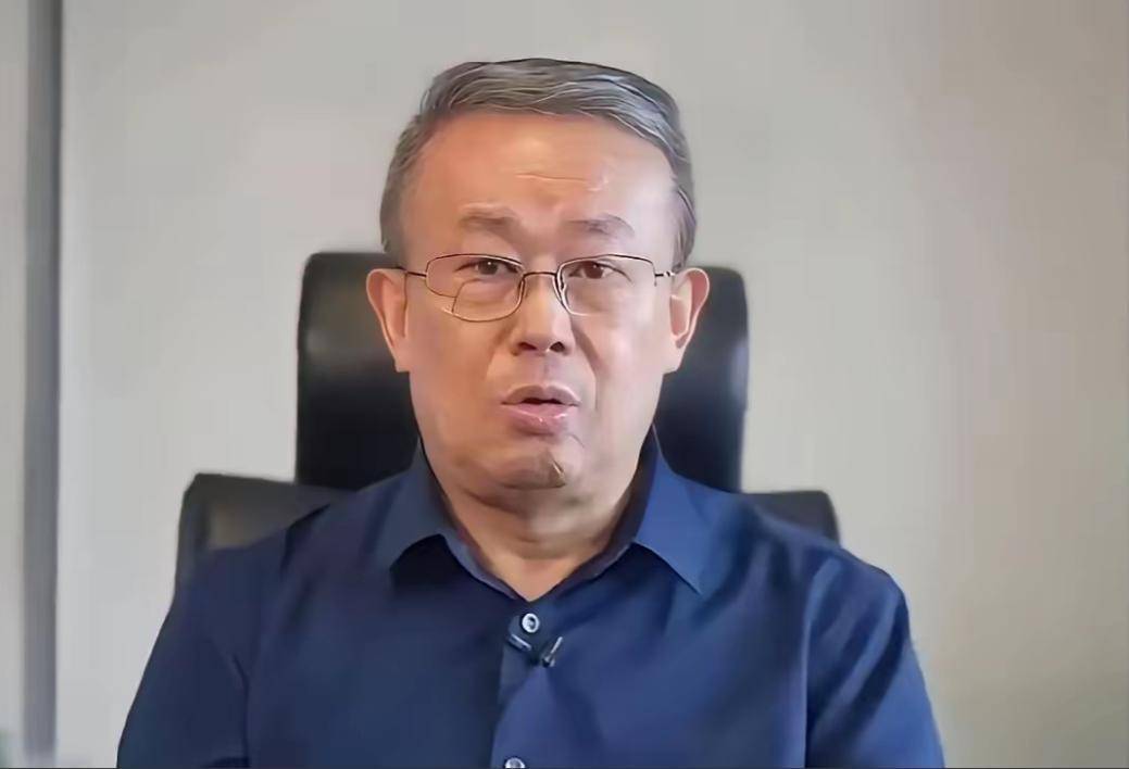 项立刚在直接开炮,说取消高考就是给权贵开后门。他拿历史数据说话,当年推荐制一搞,北大清华里农家孩子比例从三成跌到不到5%。一句话,没考试,普通 ...