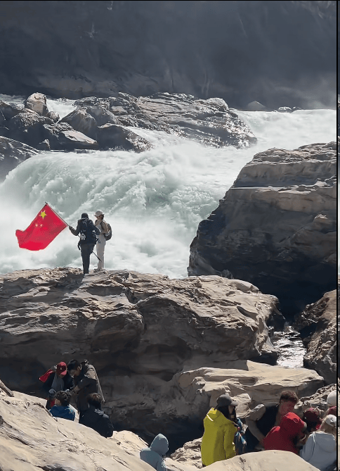 中虎跳峡连发坠江事件，“发疯石”到底多火？镇政府“根本劝不住”，律师：后果自负