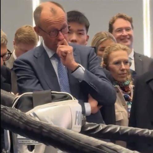 德国总理带队访问宇树科技！德企高管玩嗨了：当场和机器人牵手热舞