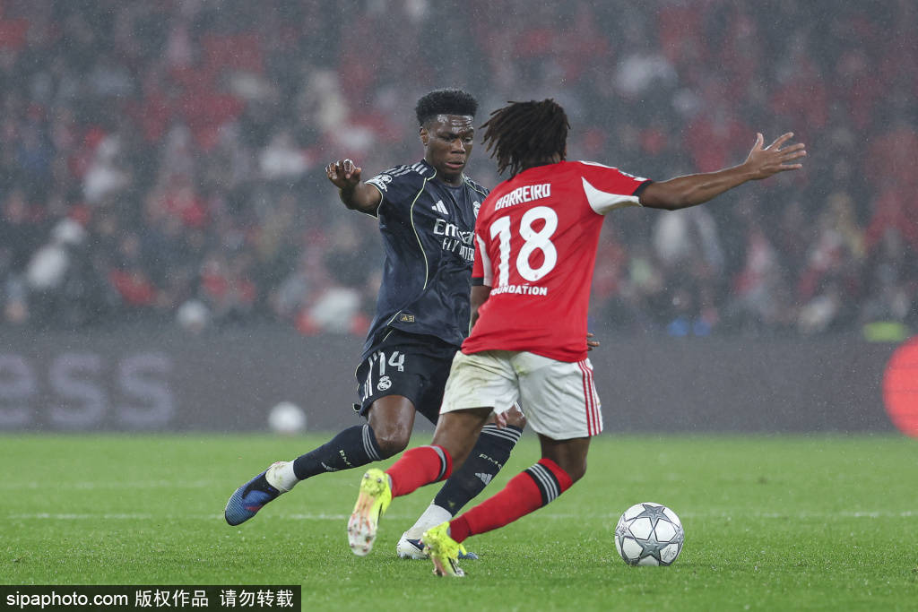 VAR争议再起！维尼修斯脚踝被踢，奥塔门迪或将被判点球？