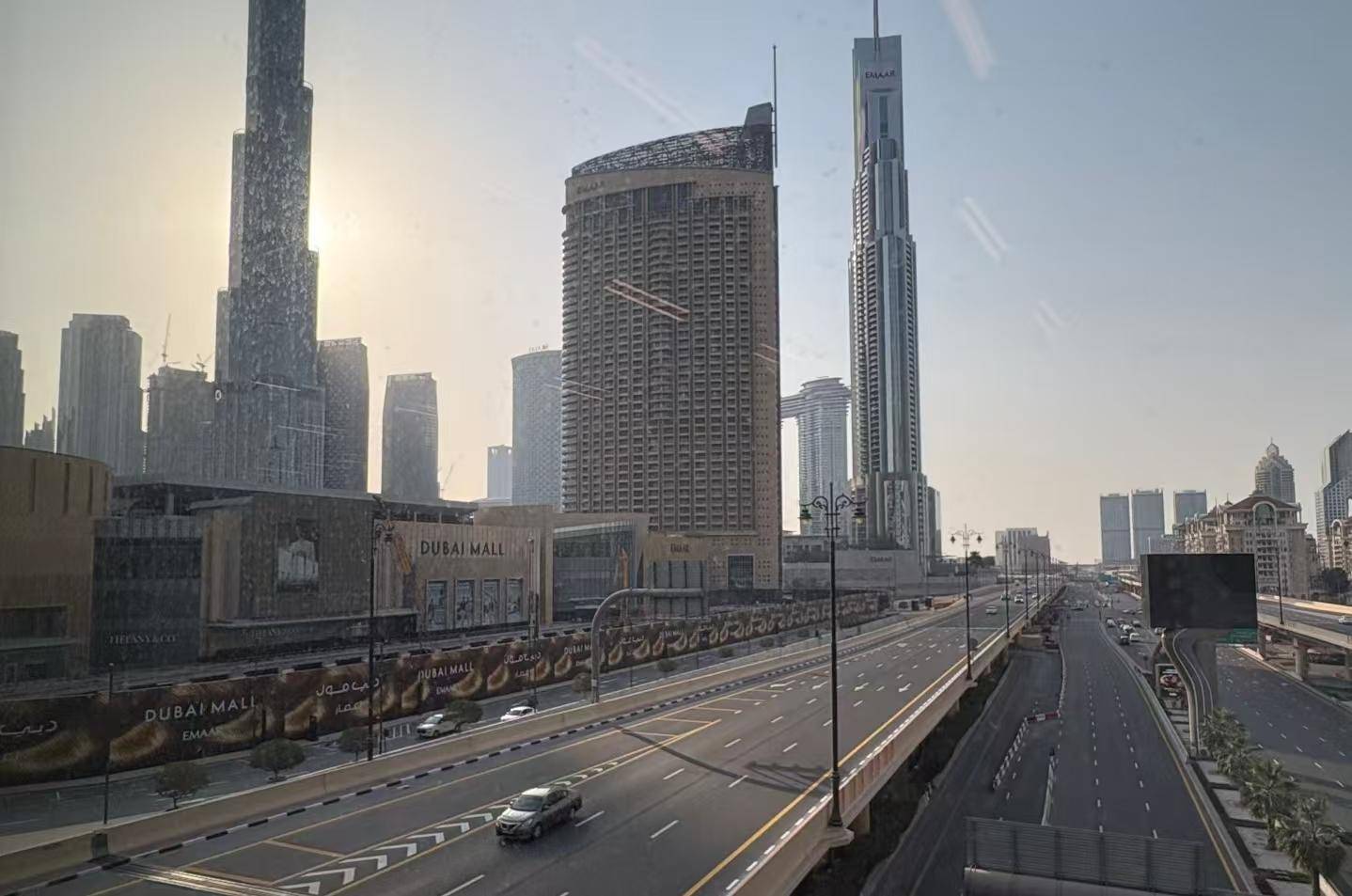 图片[2]-上海旅客讲述迪拜惊魂夜：百余人手机同时响警报，航班再延期 -华闻时空