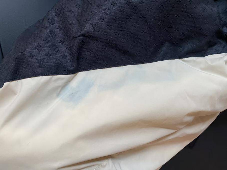 女子花2万买的羽绒服，穿3小时就掉色？LV门店回应：不能沾水、不能出汗