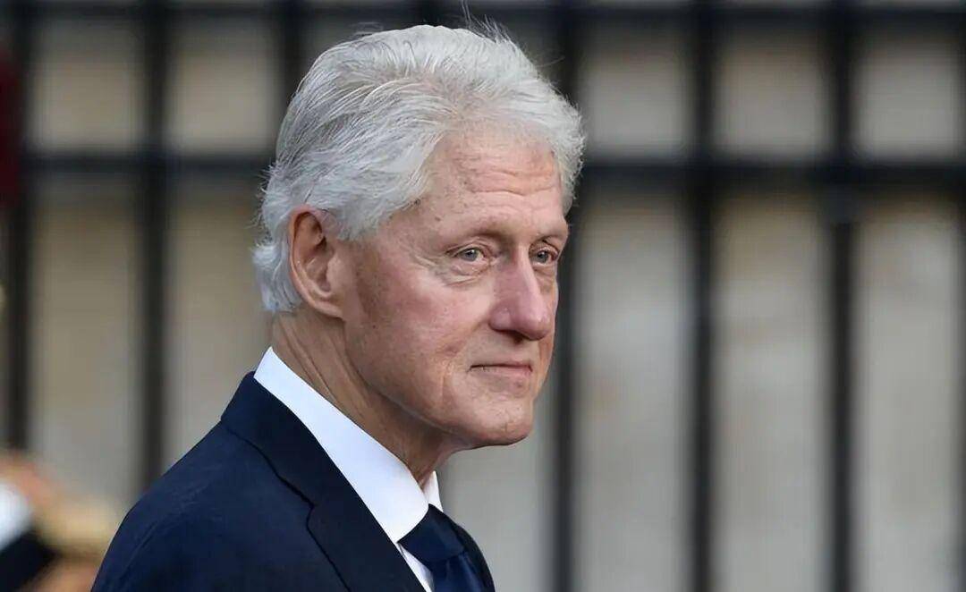 克林顿称特朗普曾提及与爱泼斯坦“有过美好时光”，自己从未前往爱泼斯坦的私人岛屿，也不知晓爱泼斯坦曾在其总统任期内17次访问白宫-华闻时空