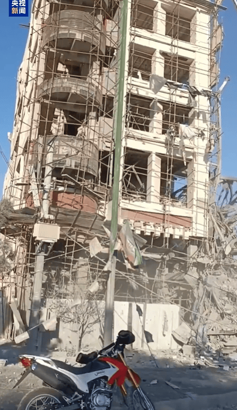 图片[14]-遇袭以来，最令人心碎的照片……美以袭击已致伊787人死亡！伊朗选举最高领袖计票时大楼被炸成废墟 -华闻时空