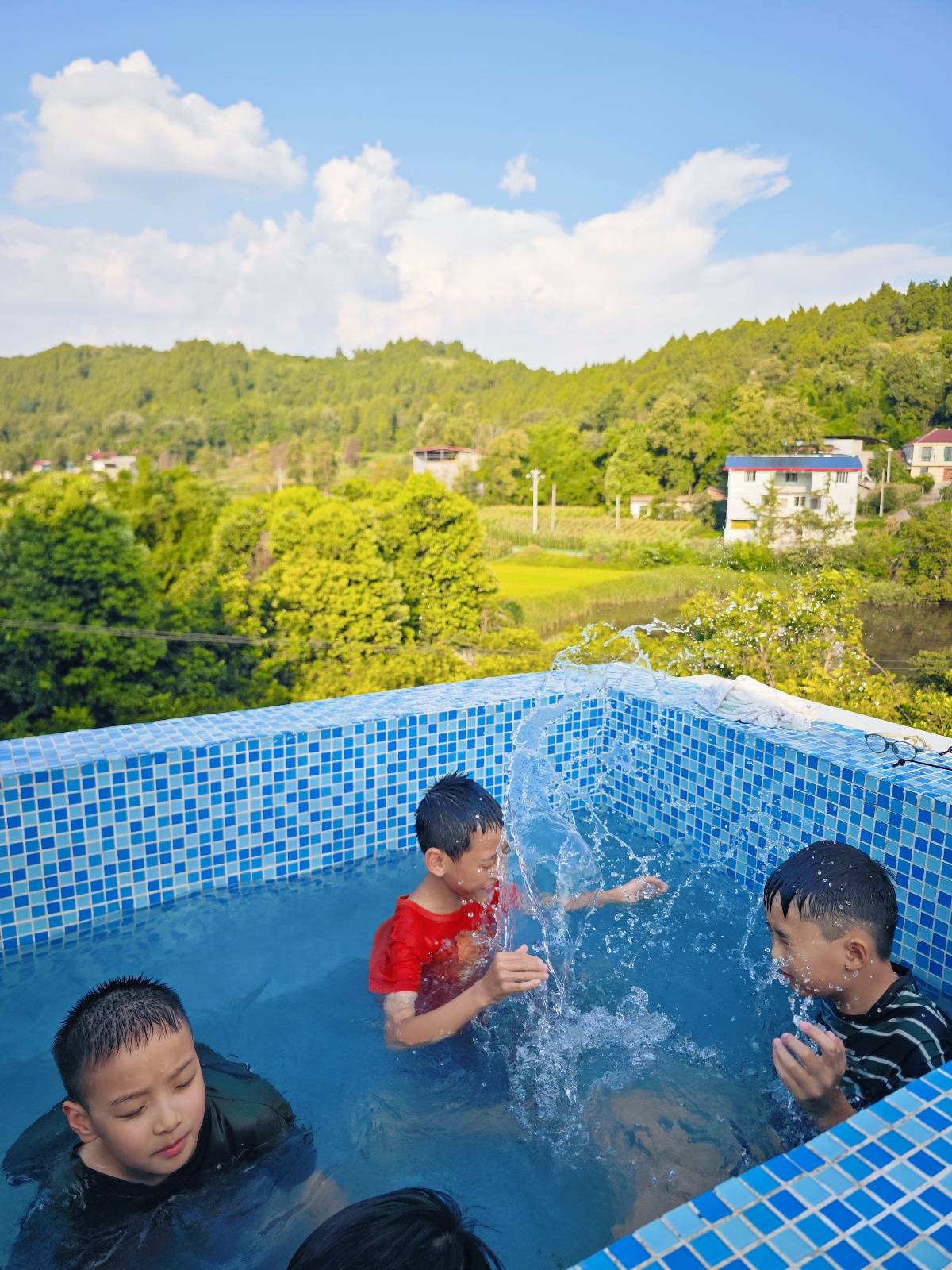 一个年轻人放弃铁饭碗回农村盖房种地：村民很热情说一句能聊十句