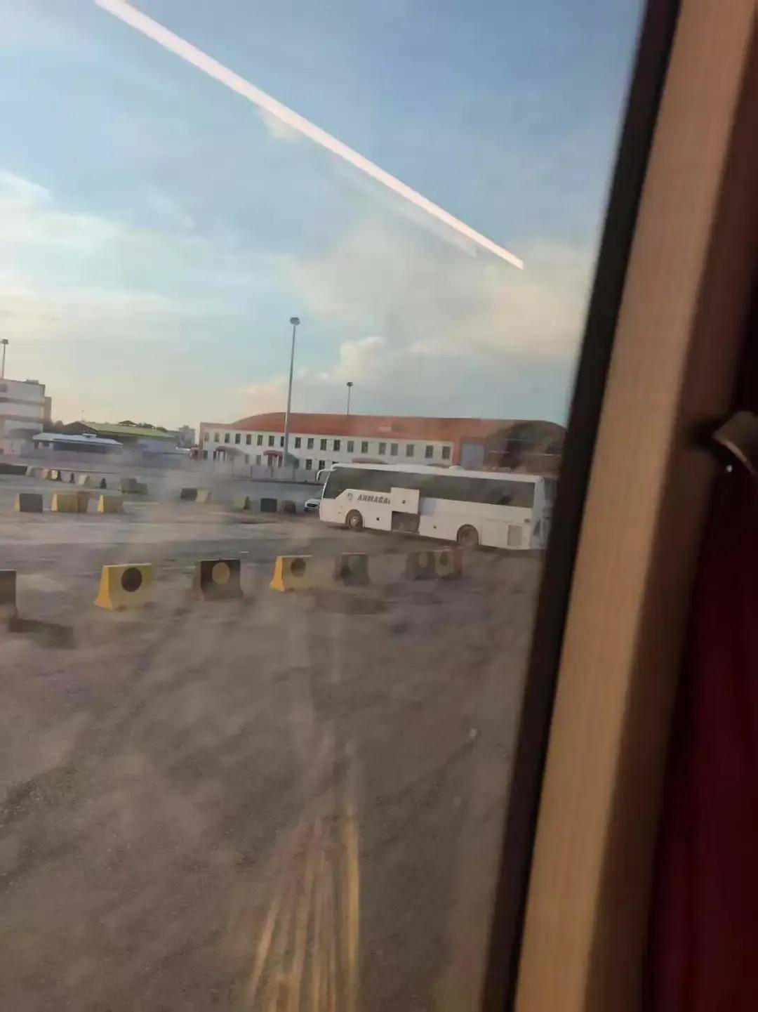 被困伊朗的90后小伙已回国；此前因出国工作被困，全公司为他疯狂抢机票制定出曲折回国路线 -华闻时空