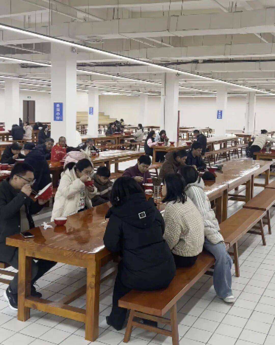 《武林外传》演员坚持做爱心粥5年，又开了一家免费自助餐厅，“没有收银台，谁都可以来吃”