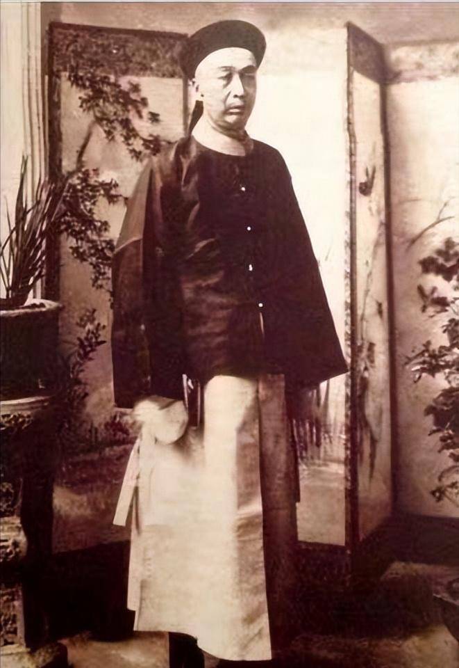 1898年，华人首富张弼士携眷乘船，德国售票员嘲讽说：“你再有钱，也是中国人，不能买头等舱。”张弼士气得撕碎船票，转身离去。半年后，这家德国船 ...