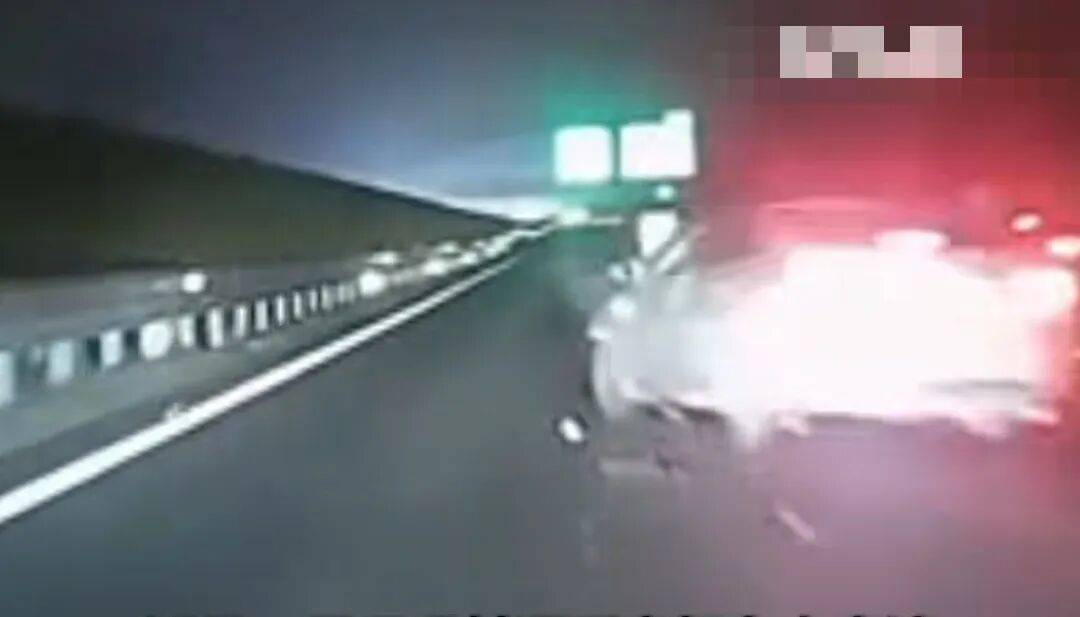 一车深夜停在京沪高速遭连环追尾致多人伤！司机开智驾后“完全记不清”经过！警方还原真相