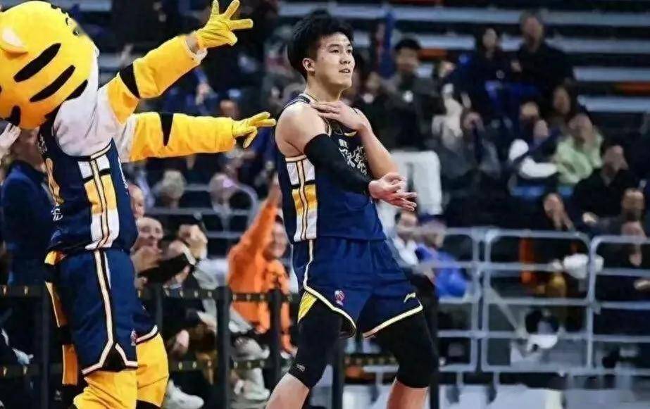 突发！杜峰爱将韧带撕裂！曾是赵睿接班人！广东球迷意难平