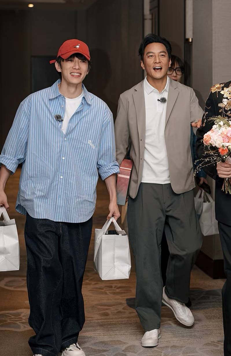 新娘回应吴彦祖现身婚礼现场：像是在做梦，门后面怎么是吴彦祖