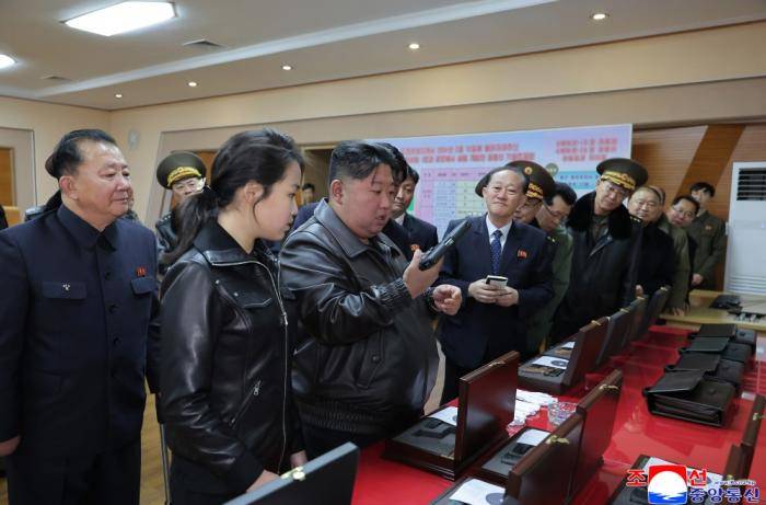 图片[2]-金正恩携女儿视察重要军工厂 体验手枪射击-华闻时空