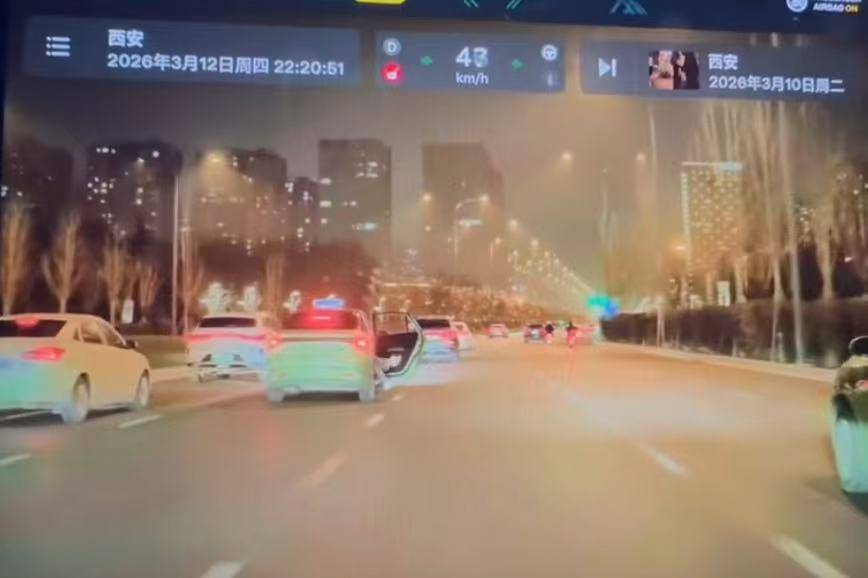 出租车行驶中一女子突然掉落，西安当地：乘客发生争执，司机试图靠边时人掉下，受擦伤