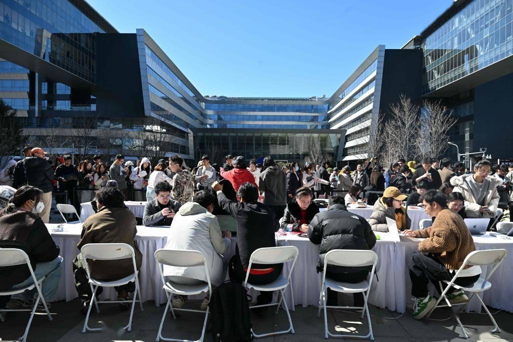 市民排队“养龙虾” 百度举办首场线下OpenClaw安装市集