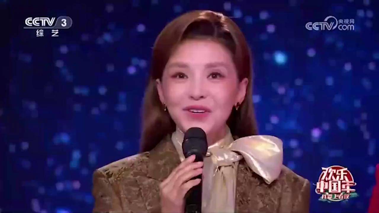 张韬不愧是新晋主持,一身红衣沉稳大气,这才是春晚颜值担当!