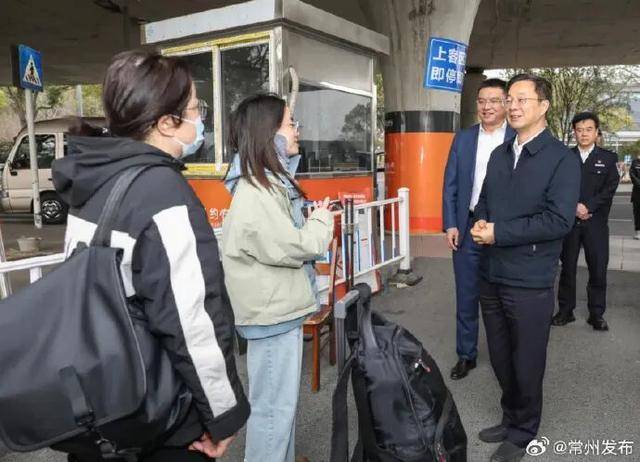 接到网友提出的诉求，常州市市长去机场“换位跑”