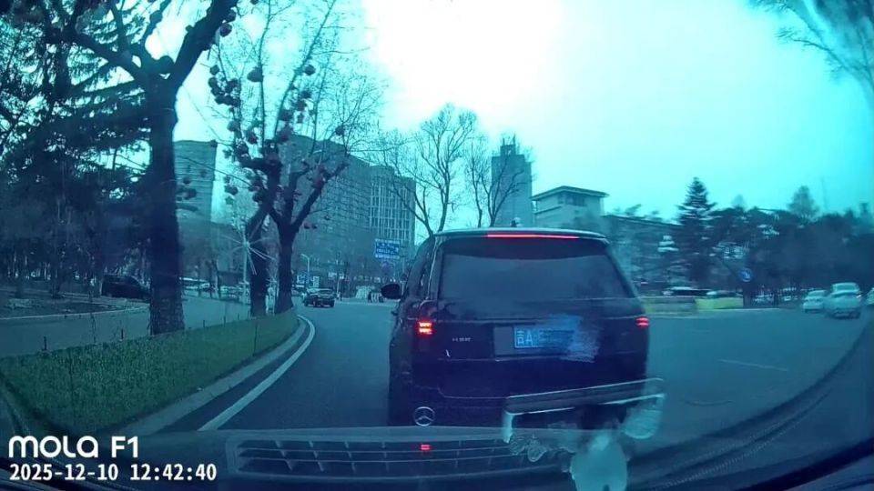 路虎1分钟8次别停奔驰引发事故，警方认定为何多次反转？