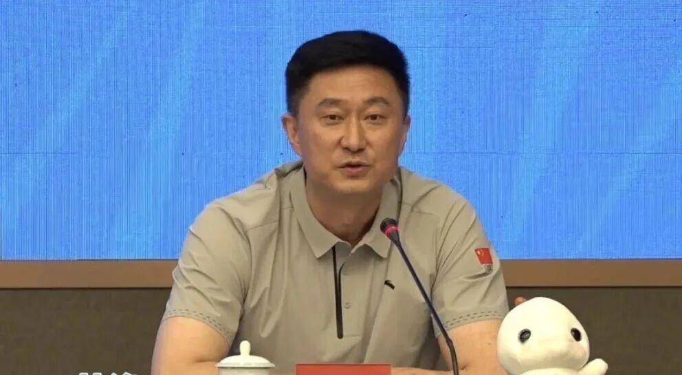 刚被绝杀完，杜锋离队而去！出席重大活动，留下球队自行复盘！球迷怒了