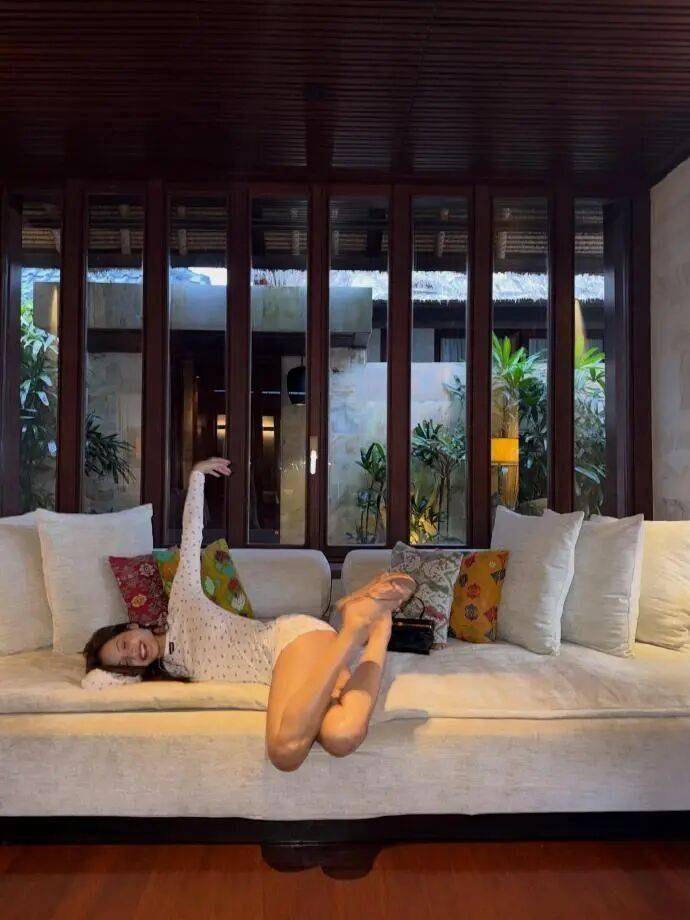 顶级女团成员生日当天,穿着比基尼倒立!插图2 顶级女团成员生日当天,穿着比基尼倒立!插图2