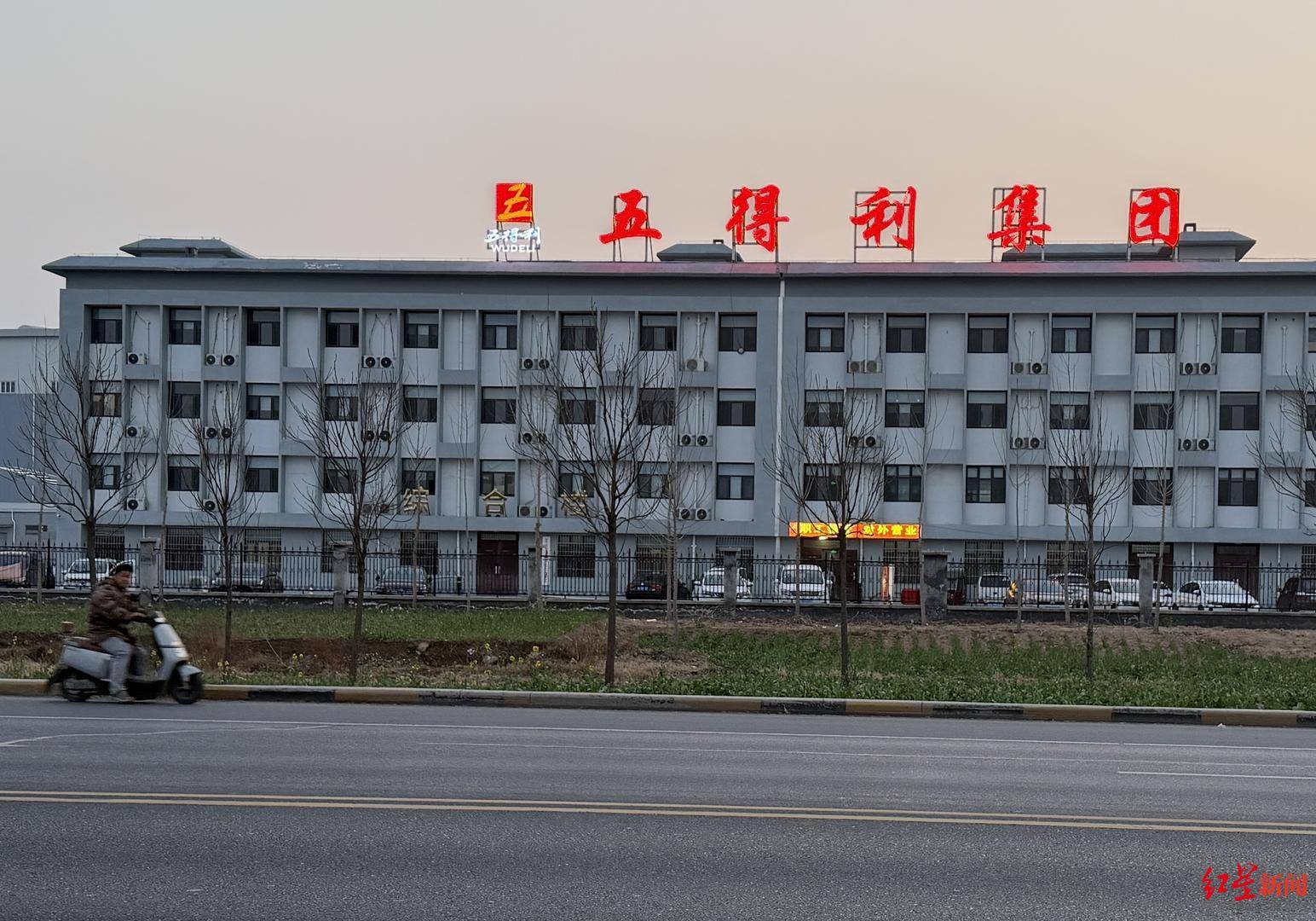 37岁面粉厂库管员，倒在旁人眼中的 “好差事” 里丨在场