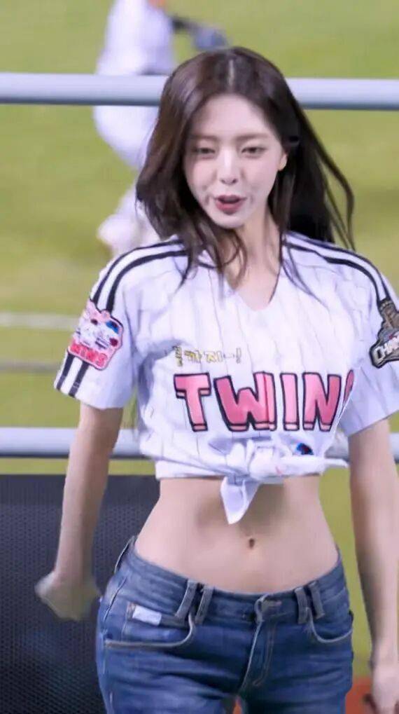 知名女团成员因身材太好，又被网友质疑了！这次最执着的居然不是韩网友？插图4