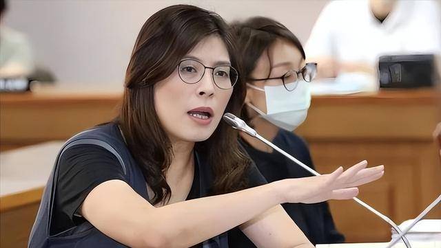 为了郑丽文专机能顺利落地，解放军果断亮出底牌，痛击台独要害