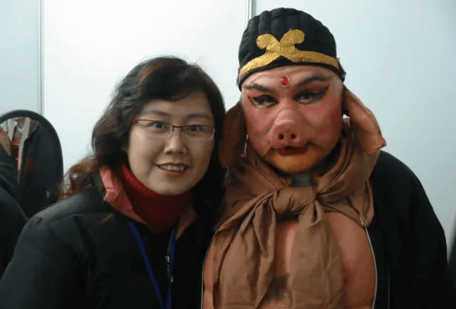 “迟重瑞与陈丽华年轻时合影”系误传,照片当事人回应