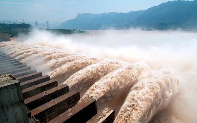 堪比12级台风!三峡泄洪江水冲天,为何冲不坏大坝?_坝体_水流_混凝土