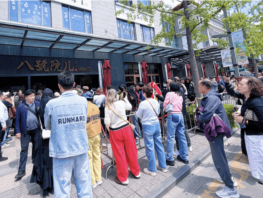 演员文章面馆火了，“黄牛”代排队300元/人，店长回应