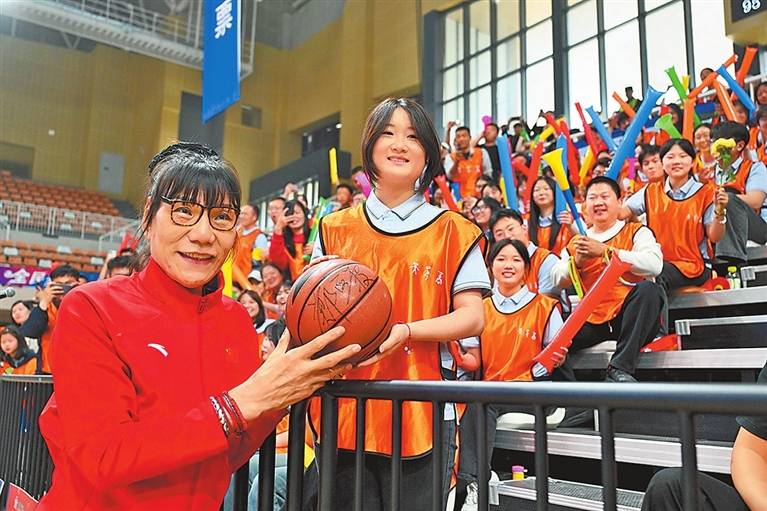 篮球名宿郑海霞 深情祝福送家乡