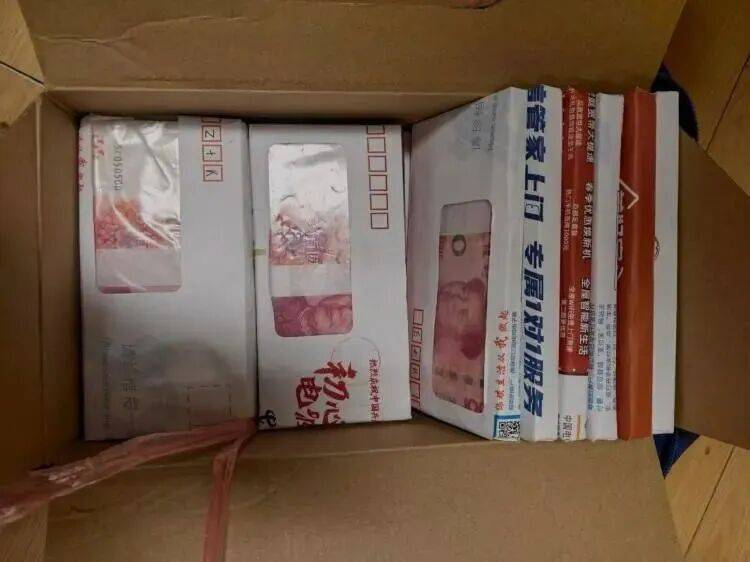 上海一小区垃圾站旁，环卫工捡到丢弃牛奶箱，竟藏着30万现金！