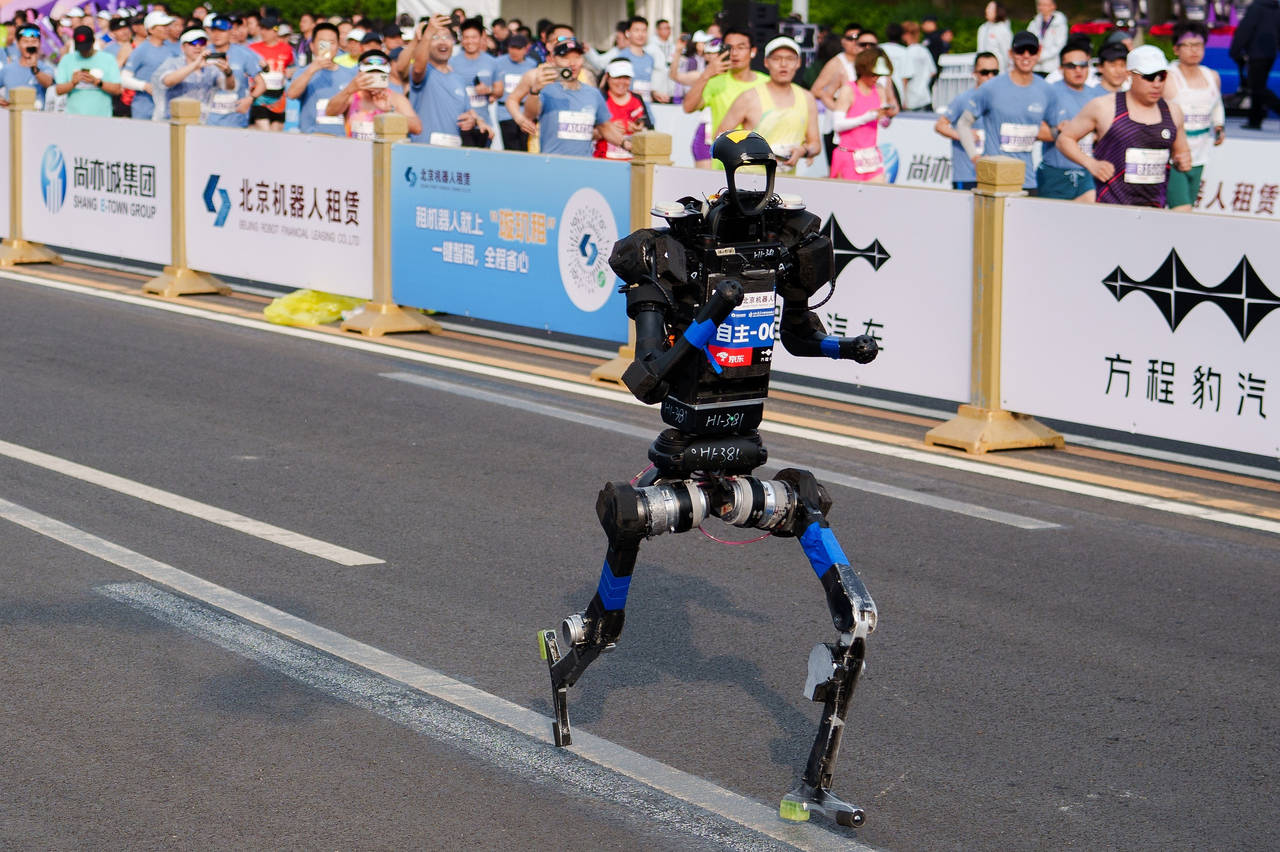 “多贵都要见一见”！两百万年薪、45岁仍吃香，“造机器人的人”被抢疯了