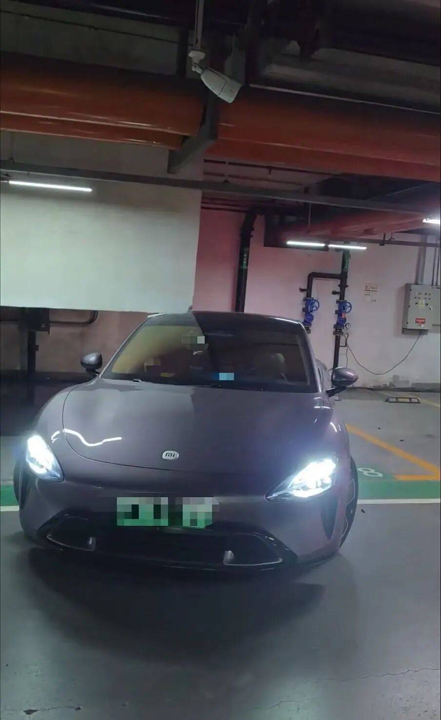 一小米SU7车主称，自动泊车时撞上悬空墙体，客服：悬空障碍物会影响泊车辅助功能
