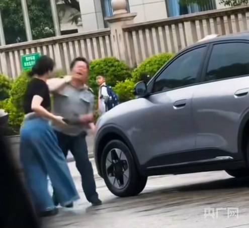 福建永安保安与女车主冲突后续：保安已停职 警方称双方均有过错