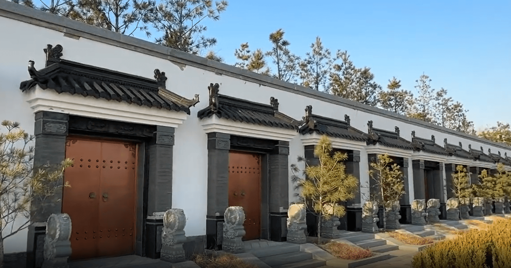 快评丨农田里建起200万一座的豪华墓地，谁在背后“保驾护航”？